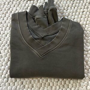 Aerie V Neck cropped Sweatshirt. Size small, in olive